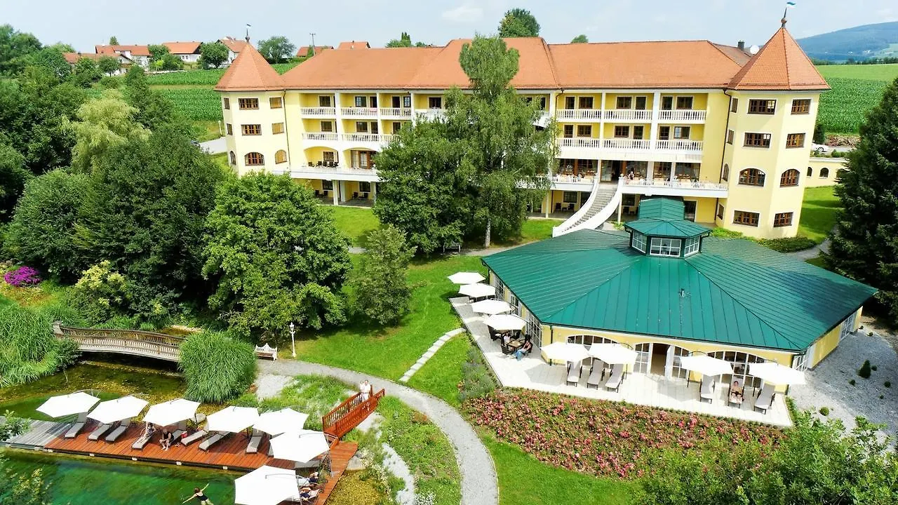 **** Hotel Wellnesshotel Parkschloessl Zu Thyrnau 
